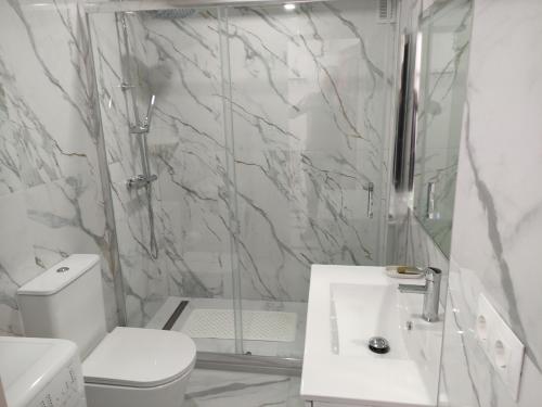 Un baño con ducha, inodoro y lavabo. en Apartment in Marbella First Line Beach Apto 4-3, en Marbella