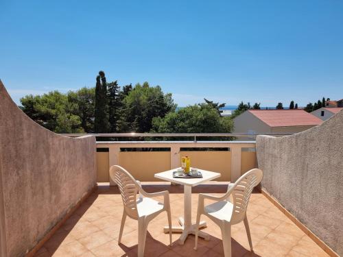 Balkoni atau teres di Rooms Gordy in the Center Novalja with Pool