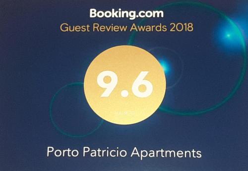 Un cartello che dice che gli ospiti si aggiudicano premi con un cerchio d'oro di Porto Patricio Apartments a Porto