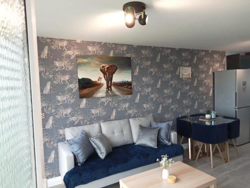 un salon avec un canapé et une photo d'éléphant dans l'établissement 11 Headwards Retreat, à Great Yarmouth