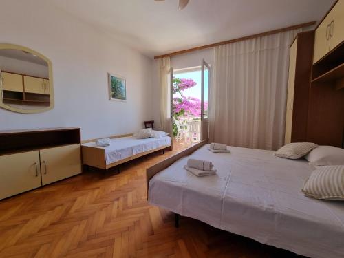 Katil atau katil-katil dalam bilik di Rooms Gordy in the Center Novalja with Pool