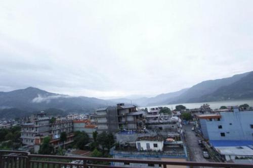 Blick auf eine Stadt mit Bergen im Hintergrund in der Unterkunft Hotel Ezen in Pokhara