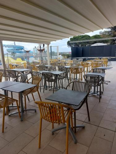 En restaurant eller et andet spisested på Au lac des rêves