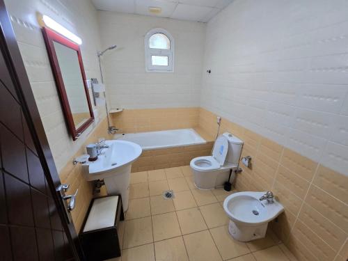 Et badeværelse på Private Room & Attached washroom Bedrooms