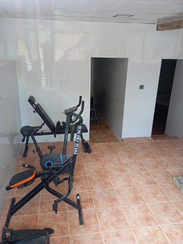 a room with a gym with a exercise bike at Къщи за гости "Зелената долина" in Dalbok-Dol