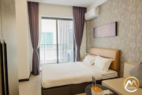 Pokój hotelowy z łóżkiem i balkonem w obiekcie Infinity Pool Hotel Phnom Penh Down To 24 USD in M Residence w mieście Phnom Penh