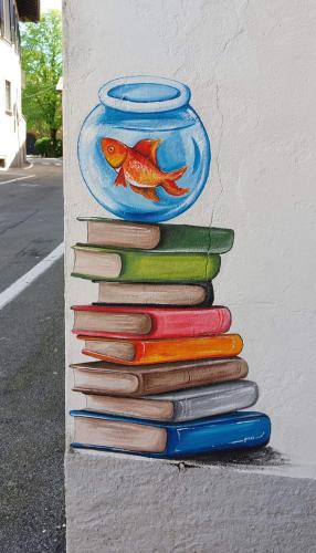 a wall with a painting of a fish in a bowl at Casa Valletta in Mezzomerico