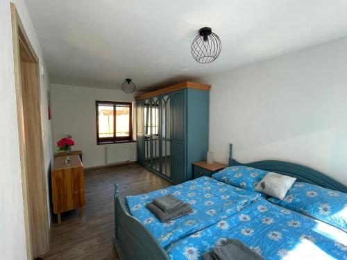 una camera con letto e piumone blu di Apartmán u Velké brány a Jemnice
