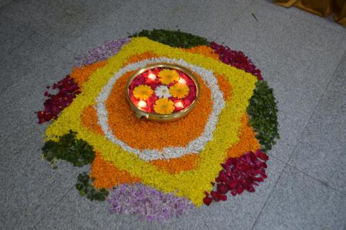 un fioraio a fiorellini sul pavimento con un vaso di fiori di Park Prime Kolkata a Calcutta