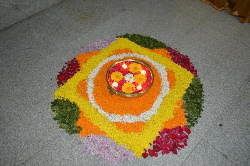 un rangoli sul pavimento con un piatto di fiori di Park Prime Kolkata a Calcutta