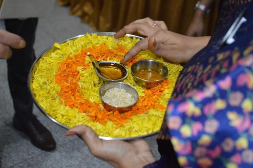 una persona tiene in mano un piatto di cibo di Park Prime Kolkata a Calcutta