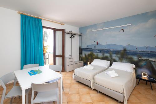 Resort Santa Maria Hotel في بيرجي فيكي: غرفة نوم بسريرين وطاولة ولوحة