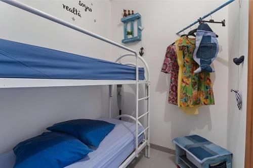 Habitación hospital con litera y camisa en un estante en Casa Vacanza Violisa, en Alcamo Marina
