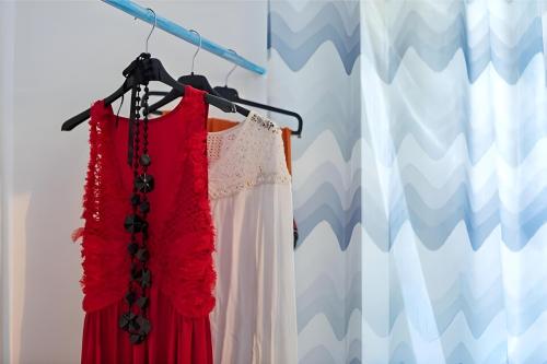 アルカモ・マリーナにあるCasa Vacanza Violisaの襖に掛けられた赤白のドレス