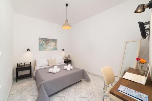 een slaapkamer met een bed en een tafel in een kamer bij Evangelia cozy apartment in Agios Nikolaos