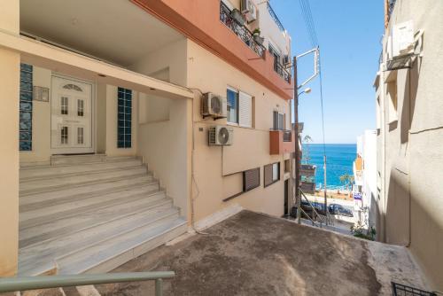 een balkon van een gebouw met uitzicht op de oceaan bij Evangelia cozy apartment in Agios Nikolaos