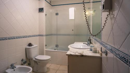e bagno con servizi igienici, lavandino e doccia. di Ocean Beach House a Torres Vedras