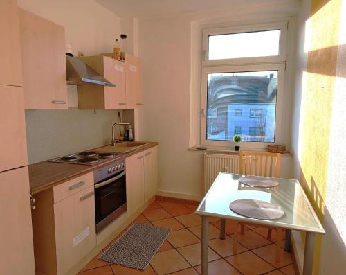 een kleine keuken met een tafel en een raam bij 2 Zimmer mit Küche und Bad in Bochum