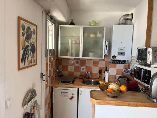 une cuisine avec un bol de fruits sur un comptoir dans l'établissement Appartement Le Goëland, à Arcachon