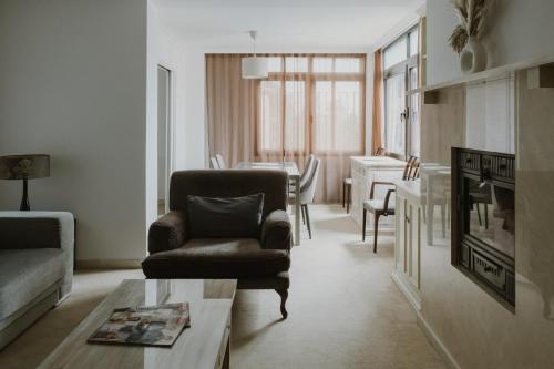 een woonkamer met een bank, een stoel en een tafel bij Sea view lovely apartment near Puerto Banús in Marbella