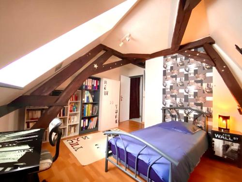 une chambre avec un lit et une étagère dans l'établissement Grand appartement sur les Quais d'Auxerre pour 7 personnes, à Auxerre