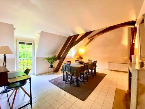 une salle à manger avec une table et des chaises dans l'établissement Grand appartement sur les Quais d'Auxerre pour 7 personnes, à Auxerre