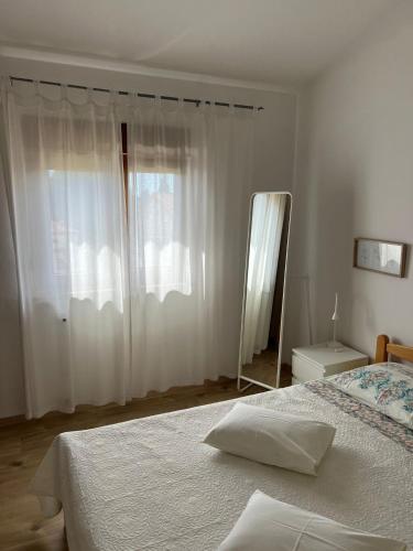 Ένα ή περισσότερα κρεβάτια σε δωμάτιο στο Apartments and Rooms Lorena 236