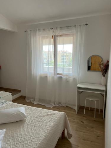 Ένα ή περισσότερα κρεβάτια σε δωμάτιο στο Apartments and Rooms Lorena 236