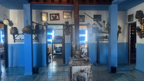 Zimmer mit blauen Wänden und blauen Säulen in der Unterkunft Gîte Détape Affaska in Izilane