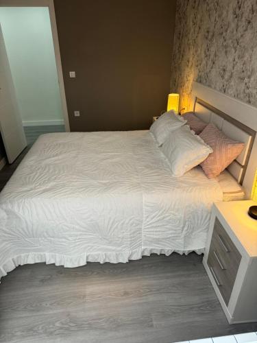 a bedroom with a large bed with white sheets and pillows at LOGROÑO CENTRO A ESTRENAR WIFI IMPECABLe in Logroño