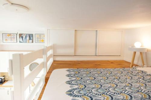 um quarto com uma cama e um tapete no chão em 50 meters from the beach ! Best location in Nice em Nice