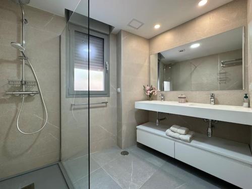 La salle de bains est pourvue d'une douche, d'un lavabo et d'un miroir. dans l'établissement Great Apartment with huge terrace in Mijas Pueblo, à Mijas