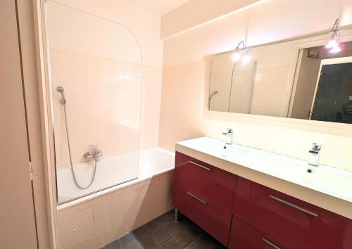une salle de bain avec un lavabo, une douche et une baignoire dans l'établissement LACOUR7 Palmes dProperties, à Cannes