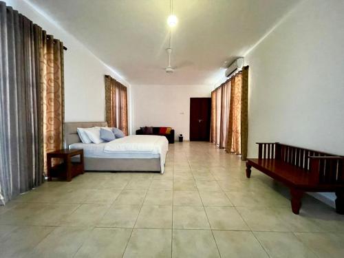 Un dormitorio con una cama y una mesa. en HOTEL ONE SIXTY by Luxotic Vacations, en Karagampitiya