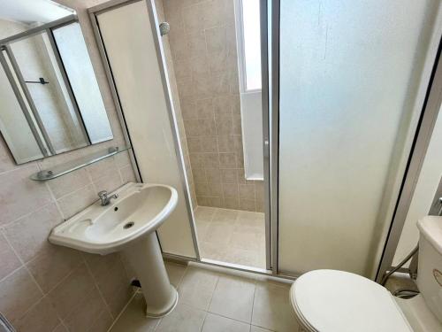 uma casa de banho com um chuveiro, um lavatório e um WC. em HOTEL ONE SIXTY by Luxotic Vacations em Karagampitiya