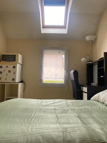 - une chambre avec un lit et une fenêtre dans l'établissement Chambre chez CyriLydie, à Clichy-sous-Bois