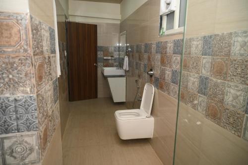 uma casa de banho com um WC e um lavatório em Atithi Regency em Dhuburi