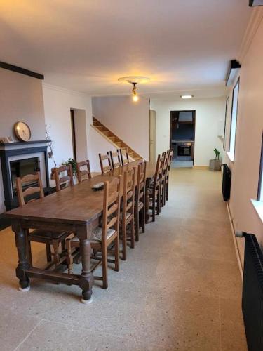 une salle à manger avec une longue table et des chaises dans l'établissement Gîte Forêt Vosgienne gitesdes2vallées, à Saint-Maurice-sur-Moselle