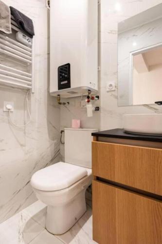 une salle de bain blanche avec des toilettes et un lavabo dans l'établissement Studio standing plein centre Aix, à Aix-en-Provence