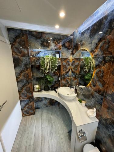 un baño con lavabo e inodoro en Candi central apartments, en Neos Marmaras