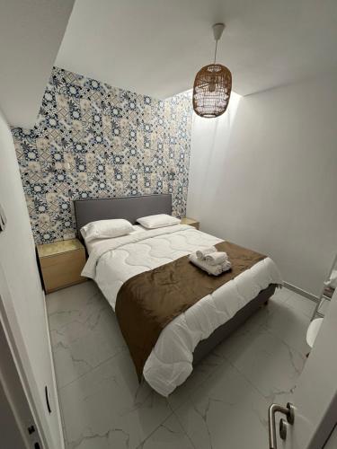Un dormitorio con una cama grande en una habitación. en Candi central apartments, en Neos Marmaras