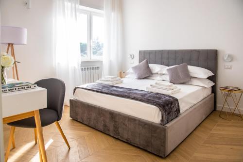 um quarto com uma cama com uma cadeira e uma secretária em Eur Laghetto casa vista lago Fattori em Roma