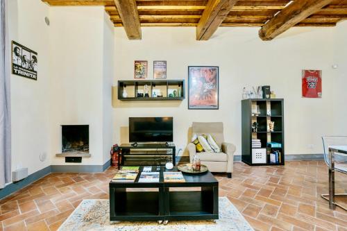 a living room with a coffee table and a fireplace at Borgo di Libbiano in Libbiano