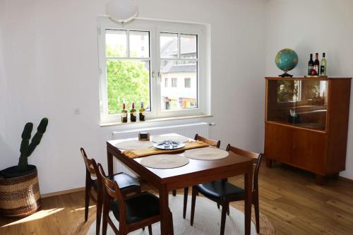 a dining room with a table and chairs and a window at Ferienwohnung am Hauptplatz in Sankt Stefan ob Stainz