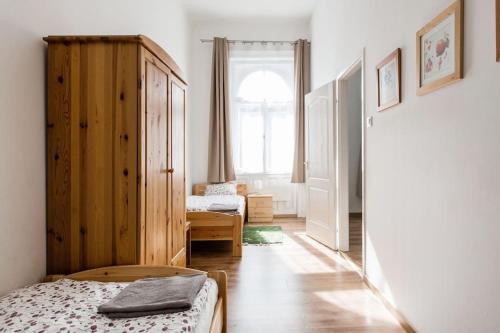 una piccola camera con letto e finestra di Comfortable flat with prime location near Oktogon a Budapest