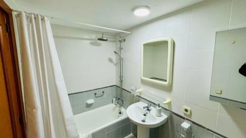 een badkamer met een wastafel en een bad bij Palatino Albir in Albir