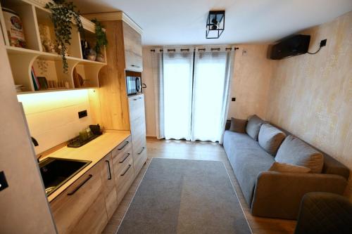 a living room with a couch and a kitchen at Villa Luxury Medjuvrsje in Međuvršje