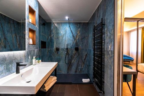 bagno con lavandino e doccia di Hotel Touring a Bologna