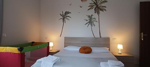 Un dormitorio con una cama con una pelota de baloncesto. en F.A.M. ROOMS, en Ciampino