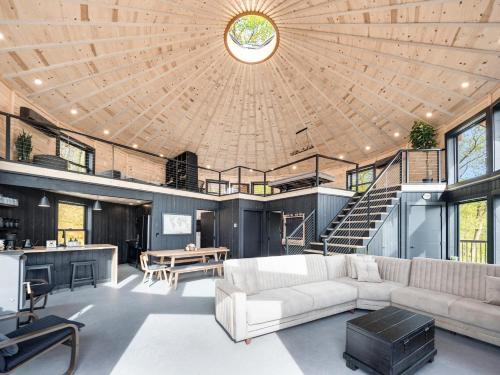 - un salon avec un canapé et un plafond en bois dans l'établissement Skyline Yurt: Hot Tub~Wood Stove~WiFi~EVcharger, à Front Royal